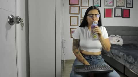 Snapshot of alicia_rainbow chatting on 05.27.26 alicia_rainbow online show from 05.27.26