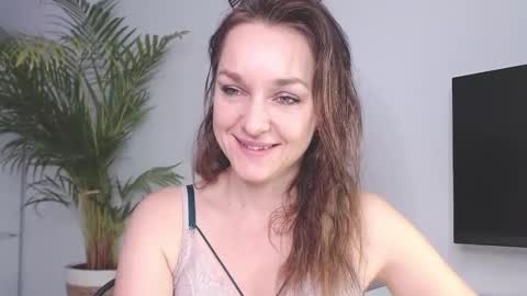 Snapshot of alicialux chatting on 01.27.25 Alicia online show from 01.27.25