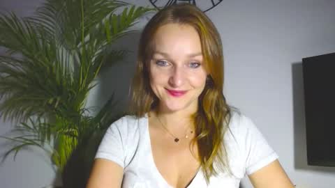 Snapshot of alicialux chatting on 11.17.25 Alicia online show from 11.17.25