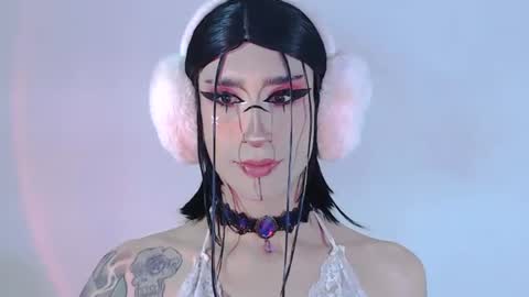 Snapshot of alienexxx chatting on 06.18.26 online show from 06.18.26