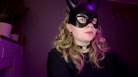 Snapshot of alinahotgirl chatting on 05.15.26 Alina online show from 05.15.26