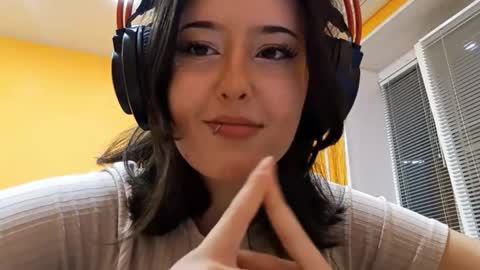 Snapshot of alisafelber chatting on 11.25.25 Yoyo online show from 11.25.25