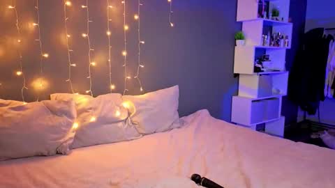 Snapshot of alishaaneta chatting on 10.28.25 Alisha online show from 10.28.25