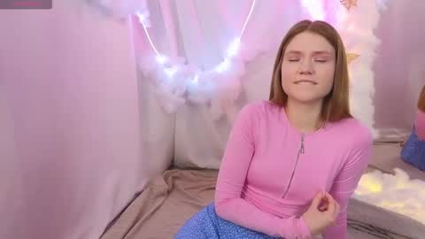 Snapshot of alisia_spinnet chatting on 10.12.25 Alisia online show from 10.12.25