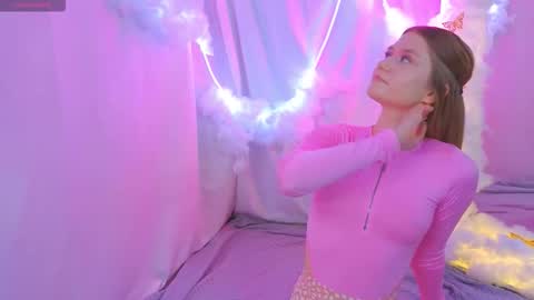 Snapshot of alisia_spinnet chatting on 11.04.25 Alisia online show from 11.04.25