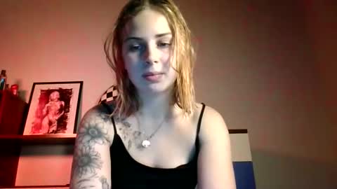 Snapshot of alismoona chatting on 10.30.25 Alisa online show from 10.30.25