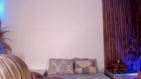 Snapshot of alisoon_moon chatting on 01.11.25 Alison Moon online show from 01.11.25