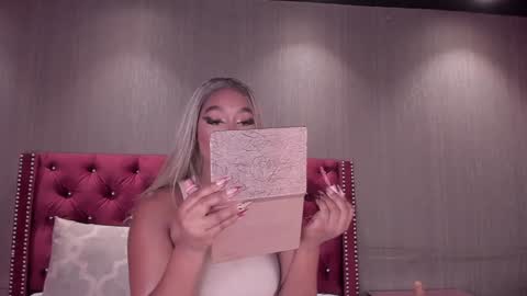 Snapshot of alisoon_moon chatting on 01.16.25 Alison Moon online show from 01.16.25