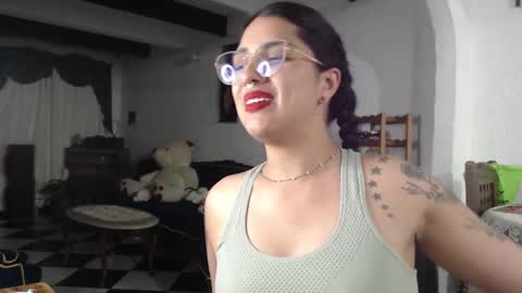 Snapshot of alix_beltran chatting on 03.04.25 Alix online show from 03.04.25