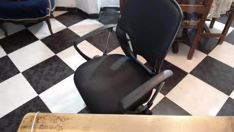 Snapshot of alix_beltran chatting on 11.05.25 Alix online show from 11.05.25