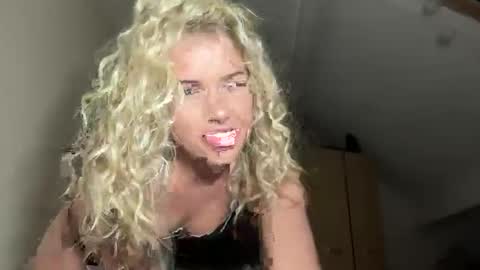 Snapshot of allanarey151 chatting on 12.14.25 Allana online show from 12.14.25