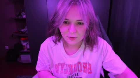 Snapshot of alli_zi chatting on 11.09.25 Blair online show from 11.09.25