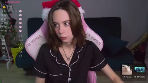 Snapshot of allie_hazie chatting on 12.12.24 alice online show from 12.12.24