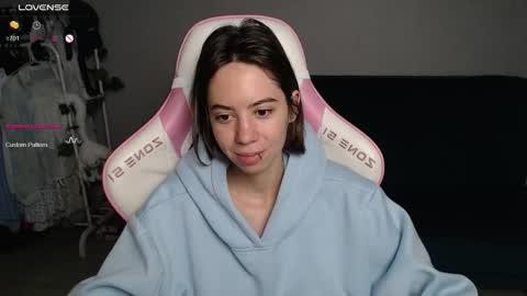 Snapshot of allie_hazie chatting on 10.05.25 alice online show from 10.05.25