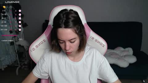 Snapshot of allie_hazie chatting on 11.02.25 alice online show from 11.02.25