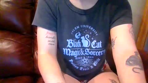 Snapshot of alliebearx chatting on 11.14.25 alliebearx online show from 11.14.25