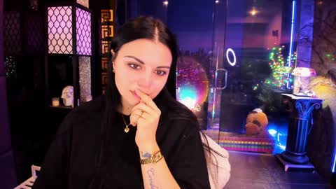 Snapshot of alma_pearl chatting on 12.17.24 Alma online show from 12.17.24