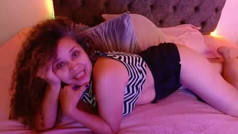 Snapshot of alma_sexyy chatting on 12.04.25 Alma online show from 12.04.25