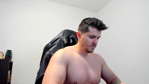 Snapshot of alphagodleatherking92 chatting on 01.18.25 LeatherMaster online show from 01.18.25