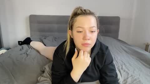 Snapshot of alyrasun chatting on 03.18.26 Al online show from 03.18.26