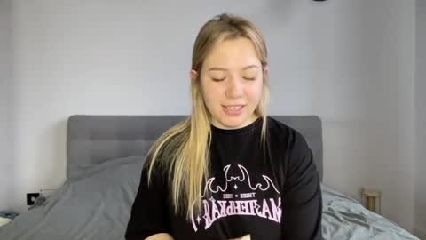 Snapshot of alyrasun chatting on 04.08.26 Al online show from 04.08.26