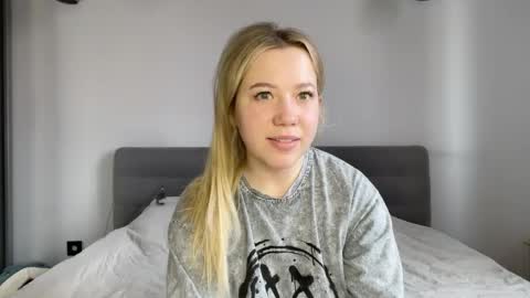 Snapshot of alyrasun chatting on 04.14.26 Al online show from 04.14.26