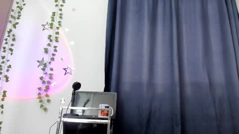 Snapshot of alyxroses chatting on 02.06.25 online show from 02.06.25