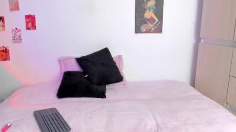 Snapshot of alyxroses chatting on 03.06.25 online show from 03.06.25