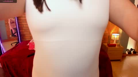 Snapshot of amaia_monet chatting on 06.17.26 Hi Im AmaiaHelp me reach 100 likes online show from 06.17.26