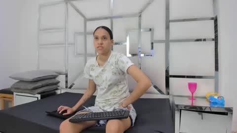 Amia y Sofia online show from 11.17.25