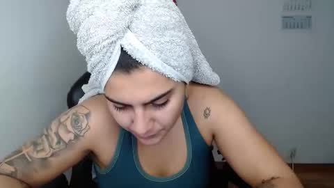 The queen of the biceps  online show from 12.18.25