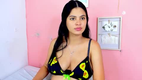 Snapshot of amanda_lorense chatting on 11.22.25 Thalia online show from 11.22.25