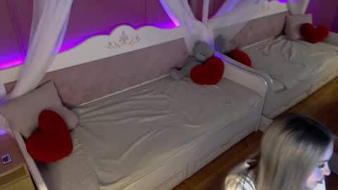 Snapshot of amandalind chatting on 11.26.25 AmandaLind online show from 11.26.25