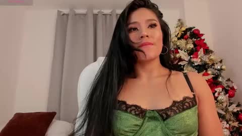 Snapshot of amaraht_ chatting on 12.26.24 Amara online show from 12.26.24