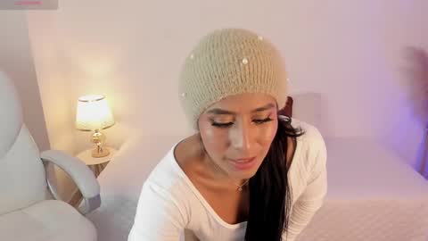 Snapshot of amaraht_ chatting on 02.19.25 Amara online show from 02.19.25