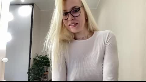 Snapshot of amazingkelly chatting on 04.19.26 Kelly online show from 04.19.26