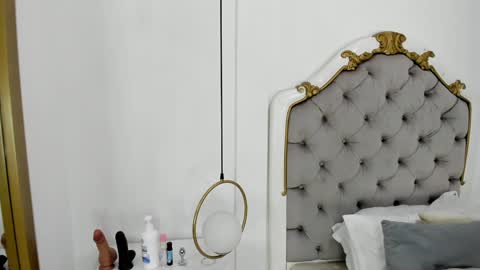 Snapshot of ambar_adamss chatting on 01.05.25 Sara online show from 01.05.25