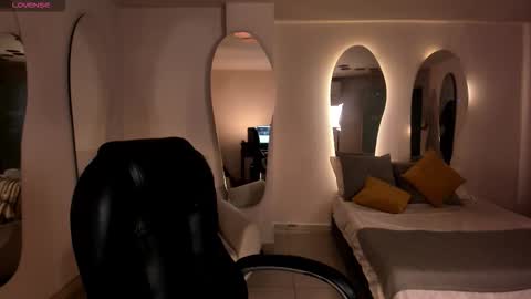 Snapshot of ambarjames_ chatting on 11.02.25 Ambar online show from 11.02.25