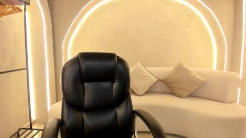 Snapshot of ambarjames_ chatting on 11.10.25 Ambar online show from 11.10.25