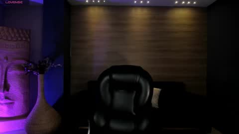 Snapshot of ambarjames_ chatting on 11.28.25 Ambar online show from 11.28.25