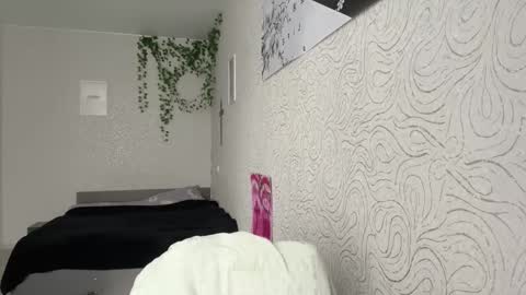 Snapshot of ameeludkowski chatting on 11.18.25 Alica online show from 11.18.25