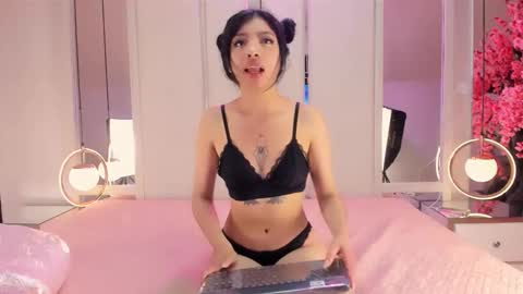 Snapshot of ameliatrevicott chatting on 11.08.25 AMELIA TREVICOTT online show from 11.08.25