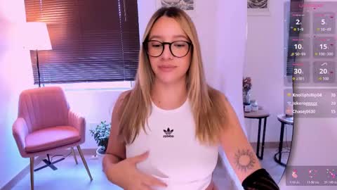 Snapshot of ameliegraham chatting on 11.24.25 Amelie Graham online show from 11.24.25