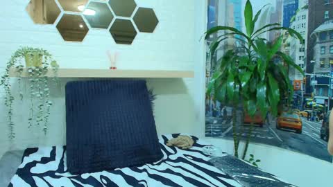 Amell Thomson online show from 02.14.25