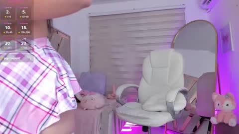 Snapshot of ami_sweet_19 chatting on 09.10.25 Ami online show from 09.10.25