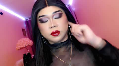 Snapshot of amiadoll chatting on 09.12.25 Queen Mireska online show from 09.12.25