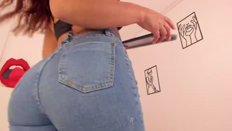 hi guys im ariani ill be off till december 1st for vacation if u want u can add me on snapchat by bio and talk or play there online show from 02.04.25