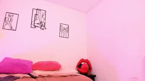 hi guys im ariani ill be off till december 1st for vacation if u want u can add me on snapchat by bio and talk or play there online show from 12.19.25