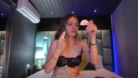 Snapshot of ammyjoness_ chatting on 02.21.26 Ammy Jones online show from 02.21.26