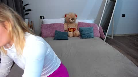 Snapshot of amymilson chatting on 12.04.24 amymilson online show from 12.04.24